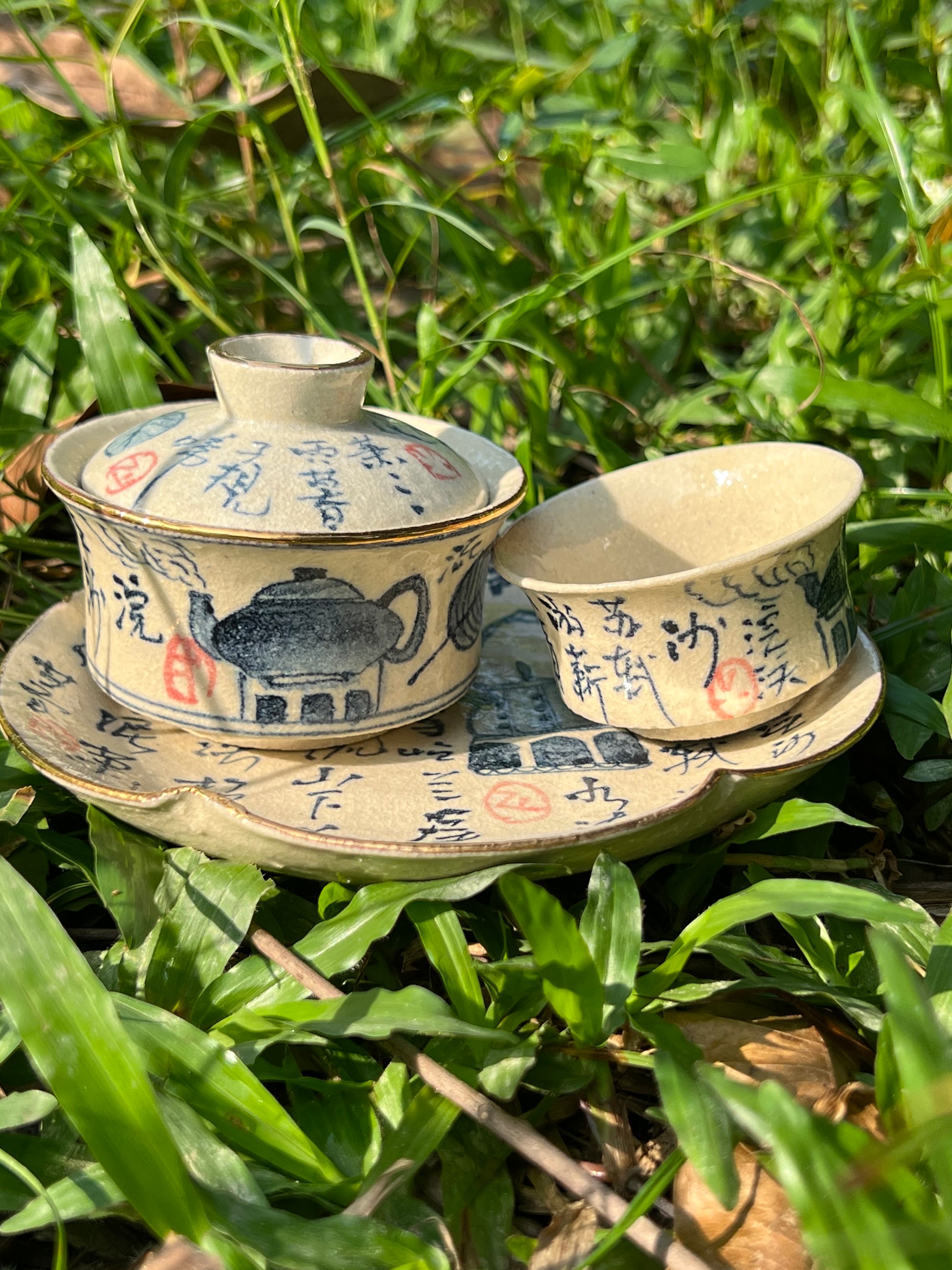 this is Chinese blue and white pottery gaiwan