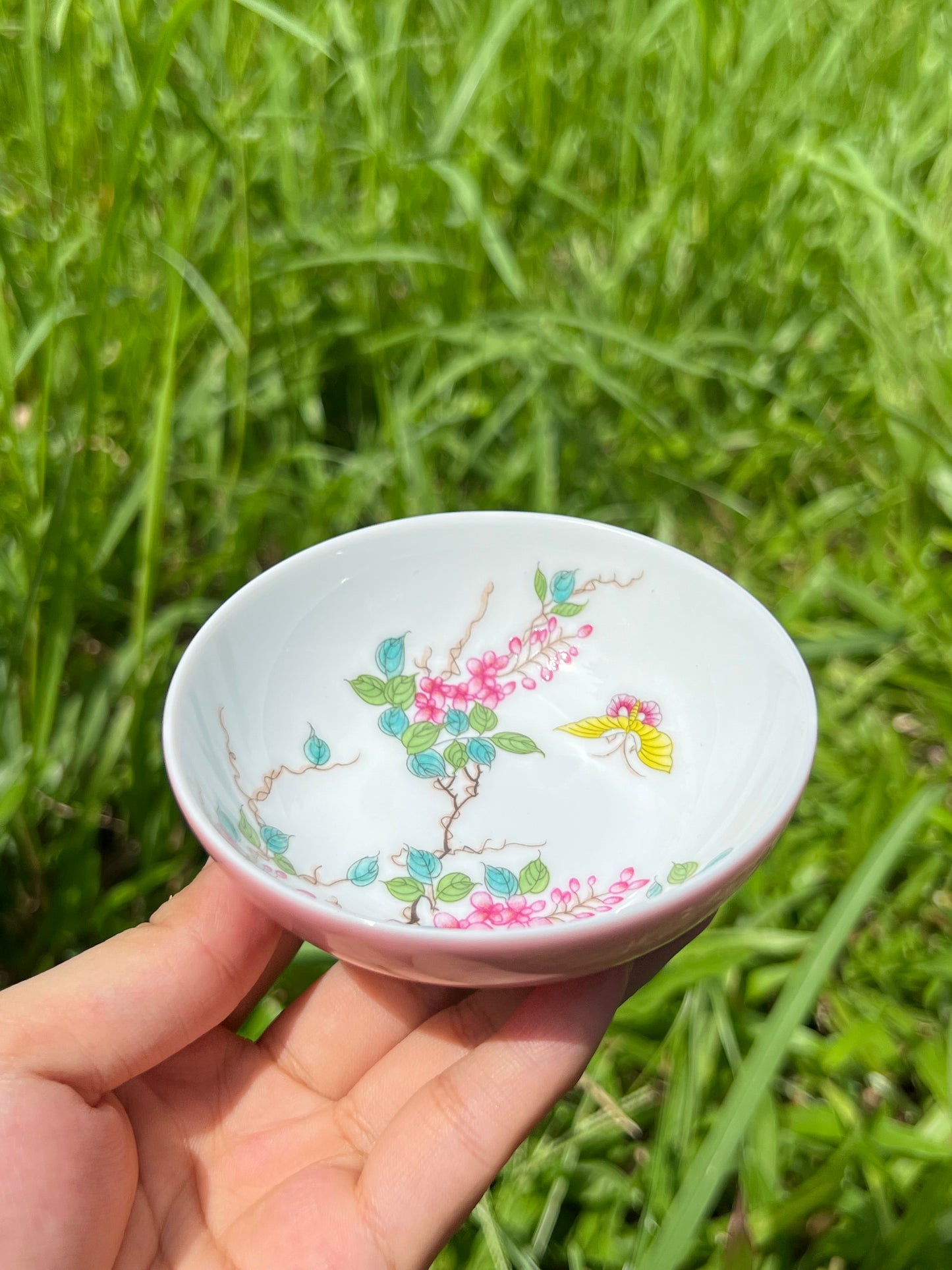 This is a Chinese Jingdezhen enamel teacup.this is a ceramic teacup