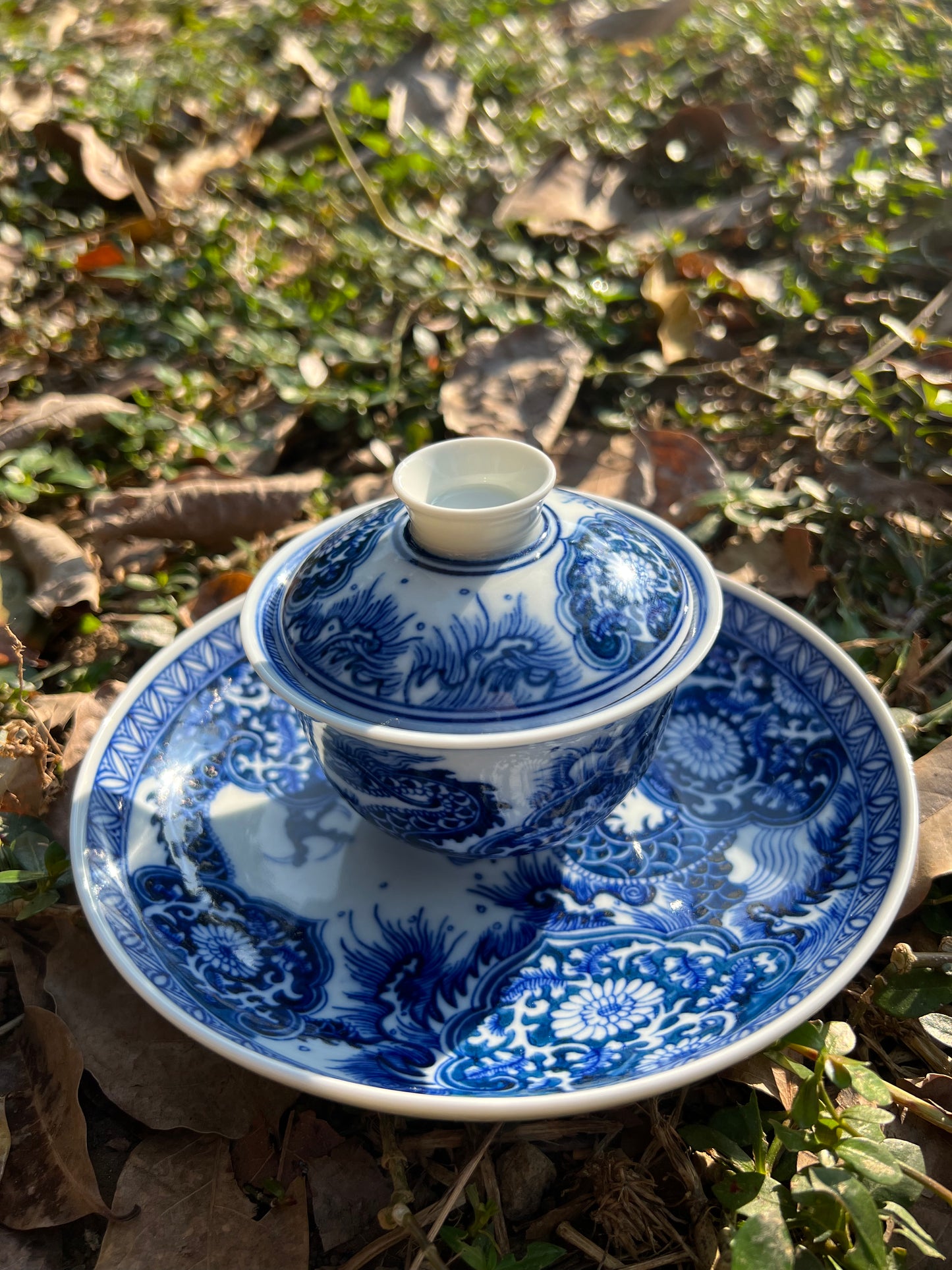 This is a Chinese Jingdezhen blue and white porcelain dragon teapot gaiwan