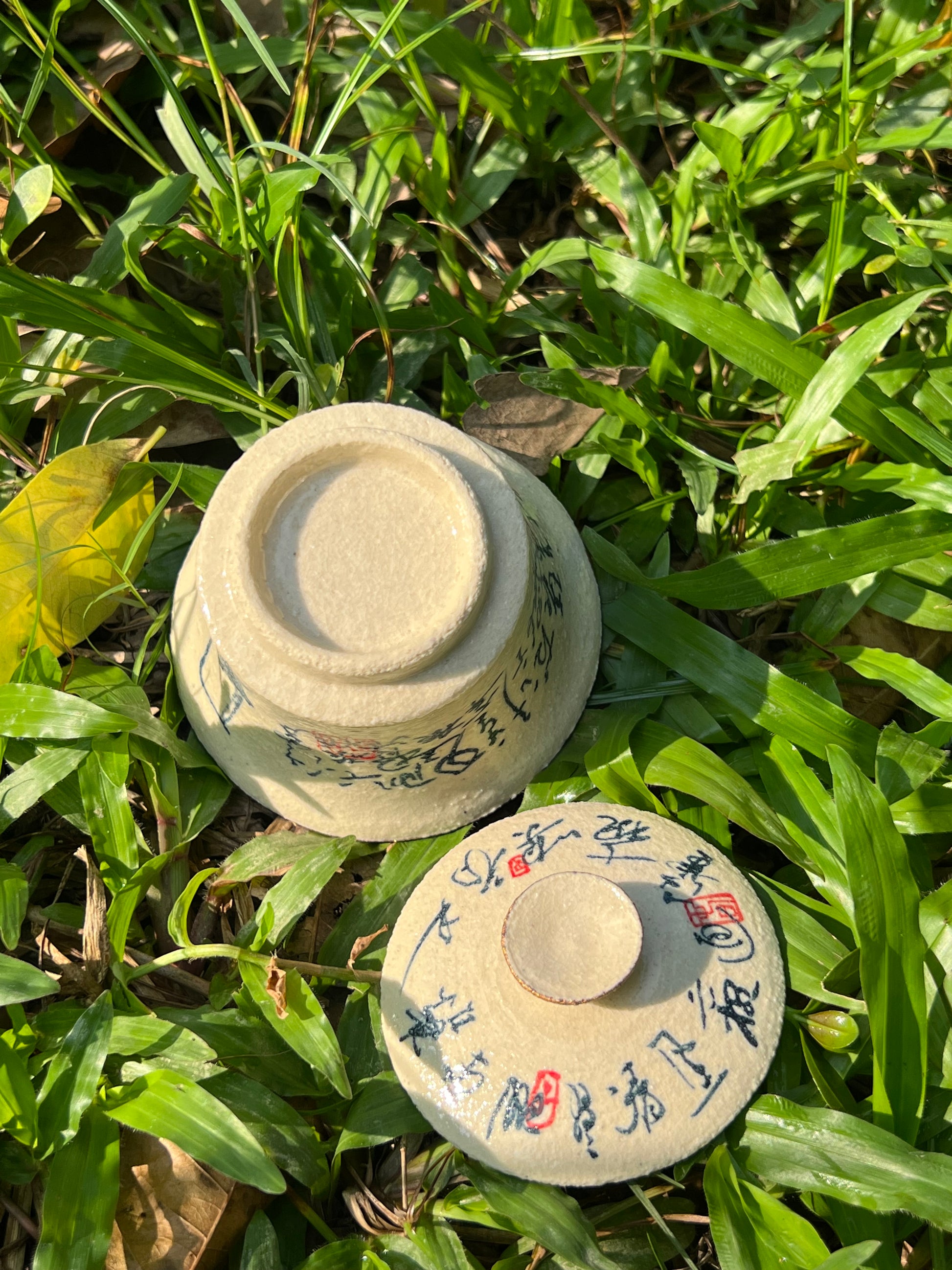 this is Chinese blue and white pottery gaiwan