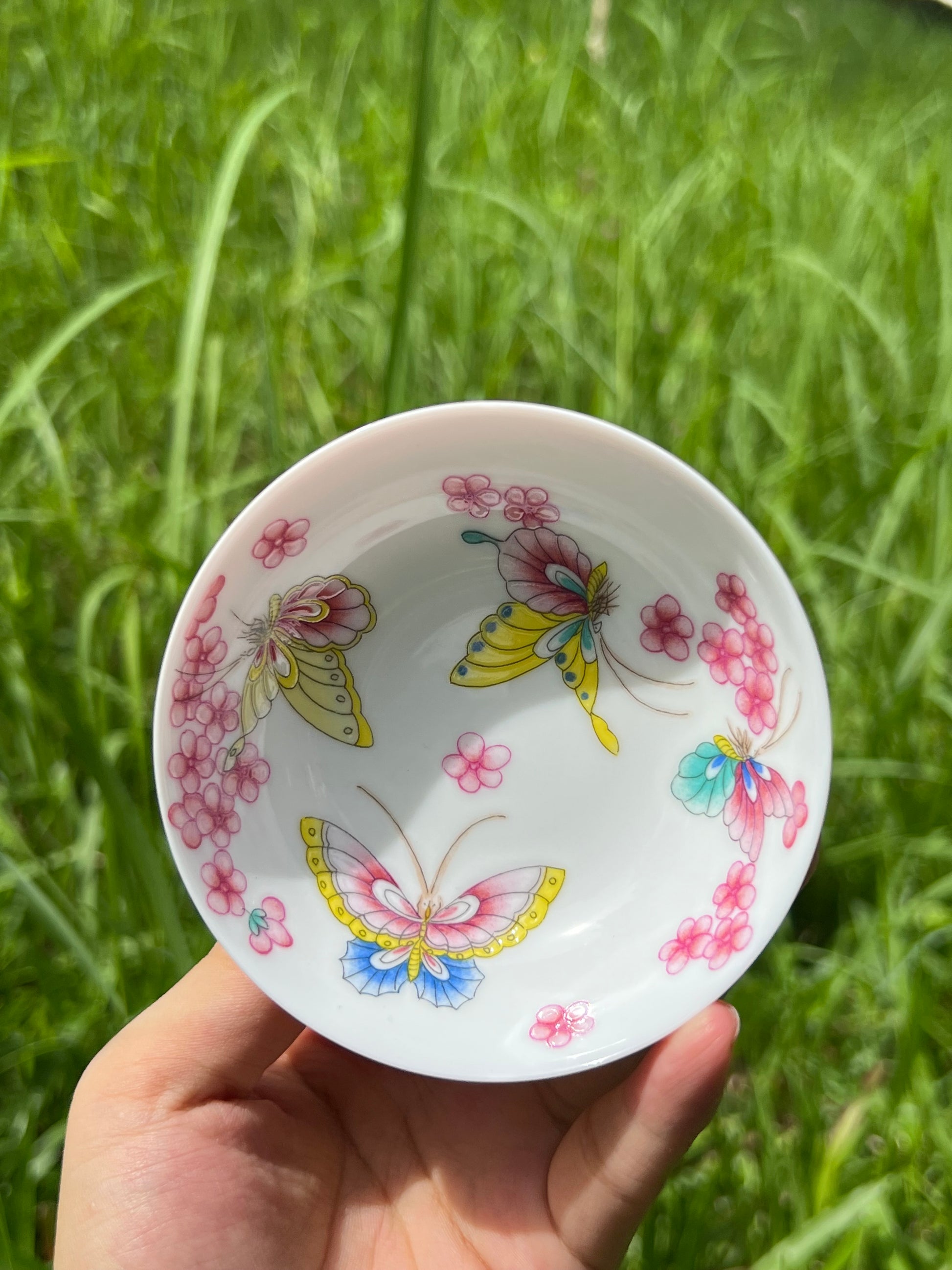 This is a Chinese Jingdezhen enamel teacup.this is a ceramic teacup