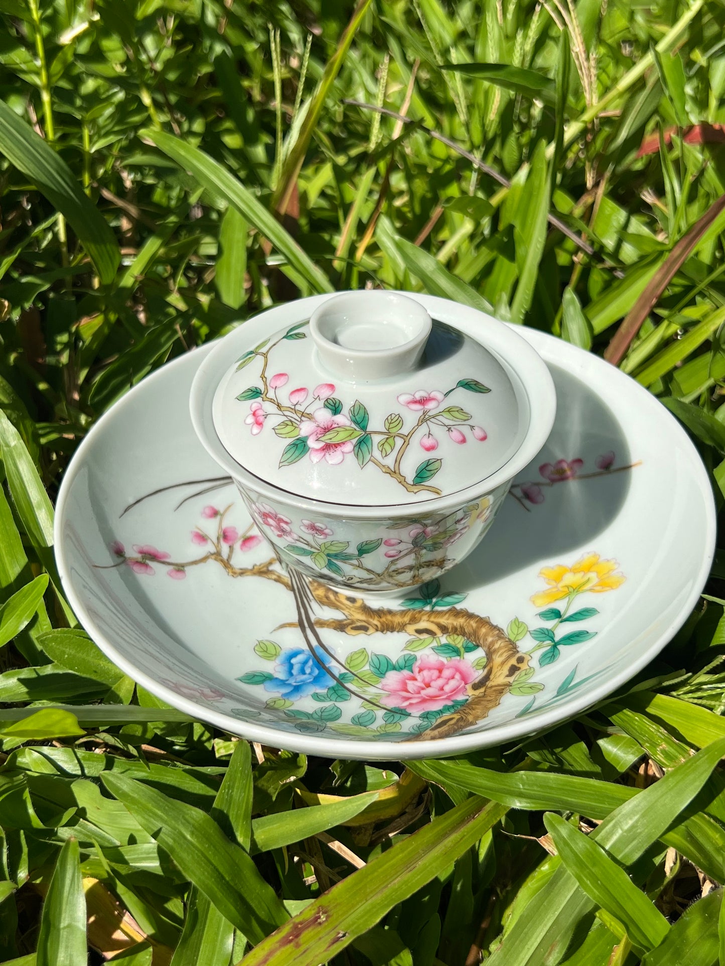 Handcrafted Chinese Handpainted Chinese Flower Bird Famille Rose Gaiwan Jingdezhen Master Ceramic Artwork