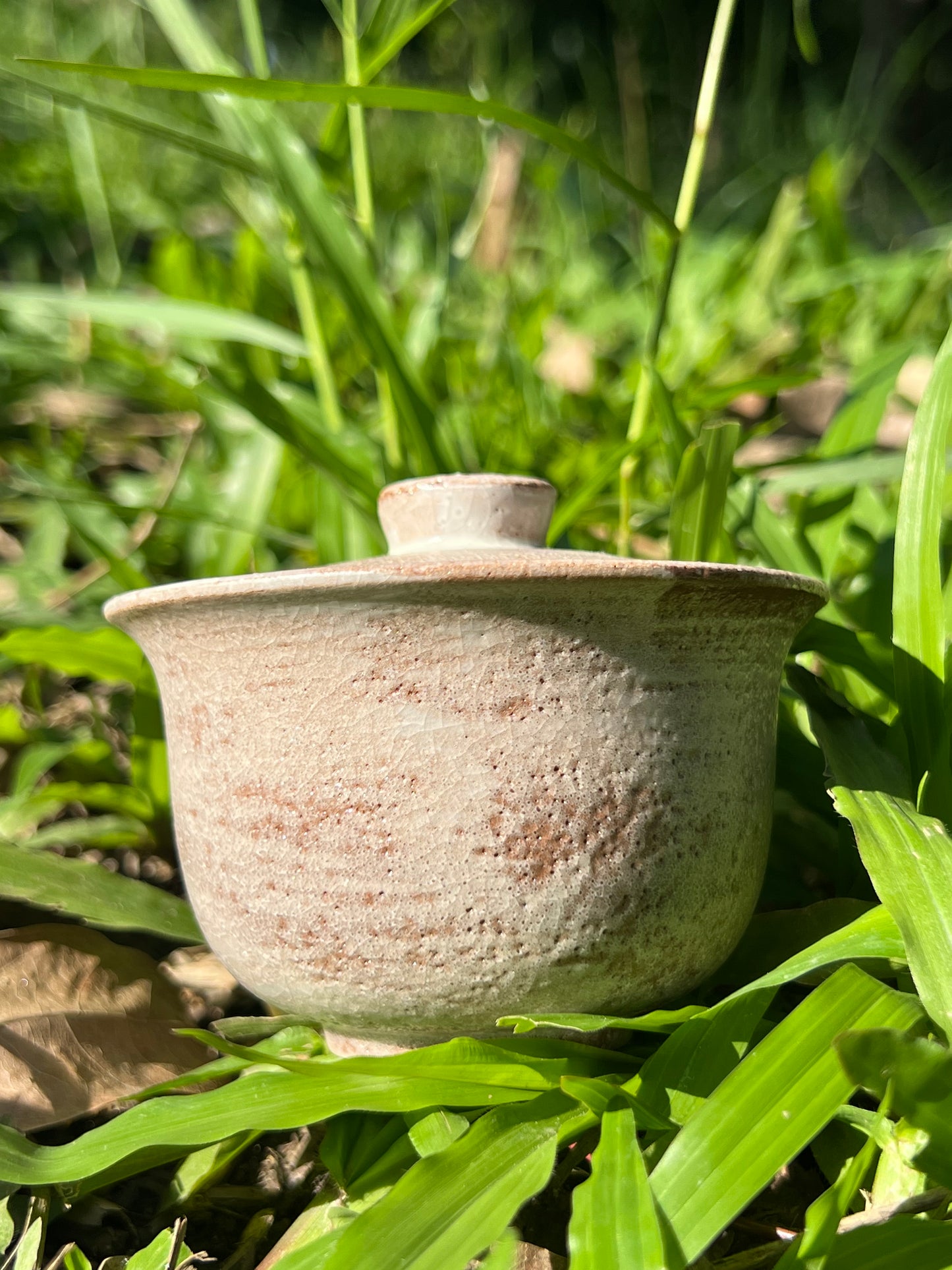 this is Chinese kohiki gaiwan. this is a pottery gaiwan