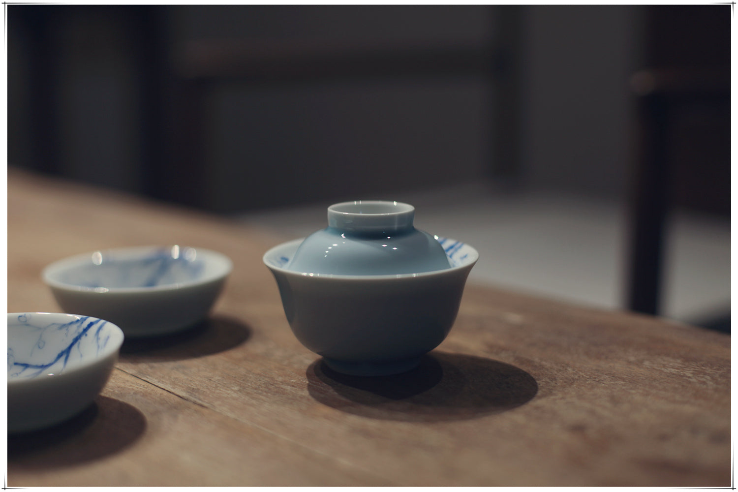 This is a ceramic teapot.this is a ceramic gaiwan