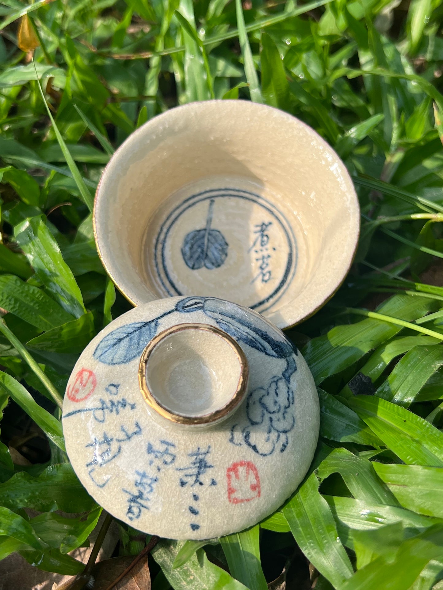 this is Chinese blue and white pottery gaiwan