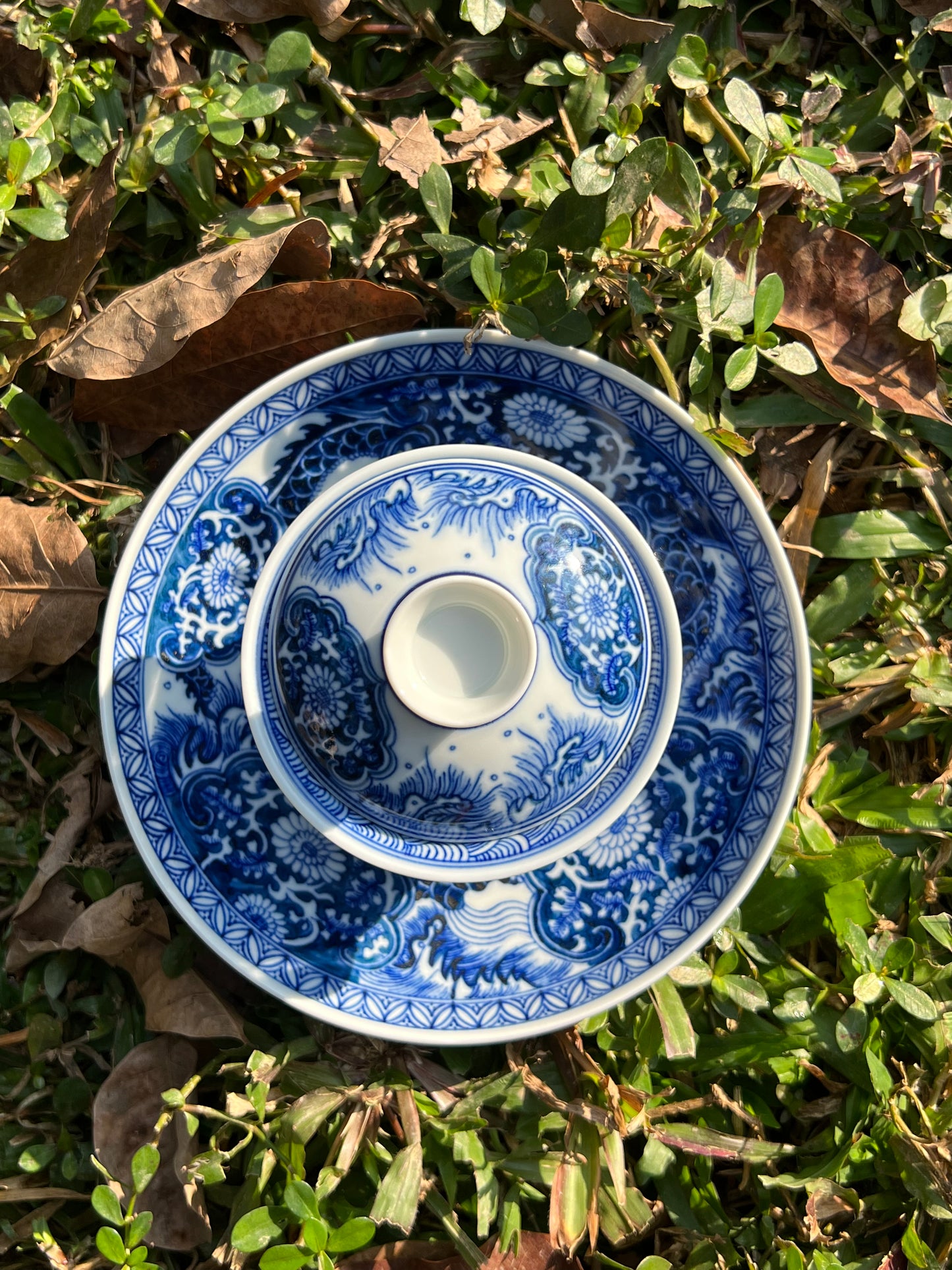 This is a Chinese Jingdezhen blue and white porcelain dragon teapot gaiwan