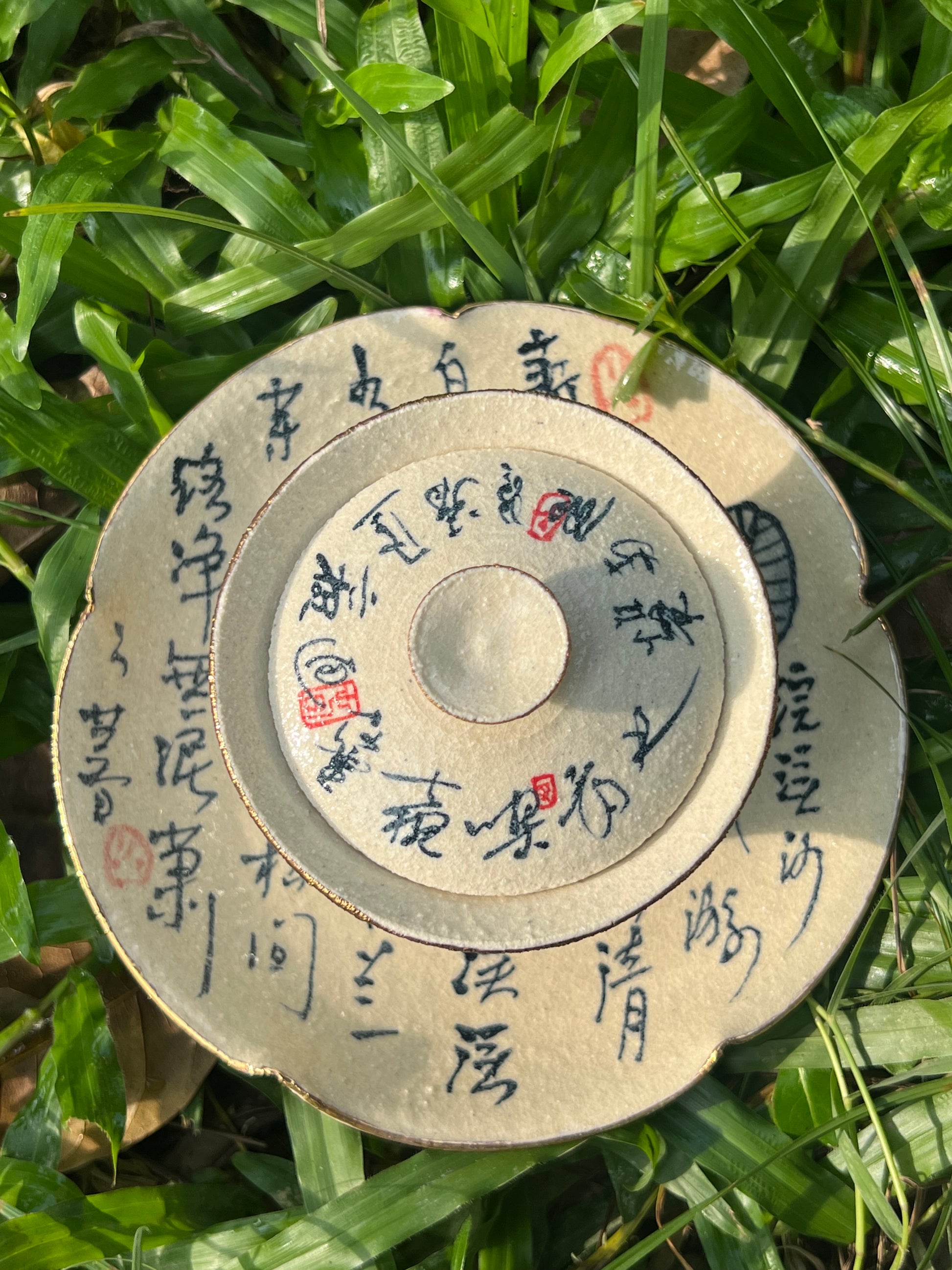 this is Chinese blue and white pottery gaiwan