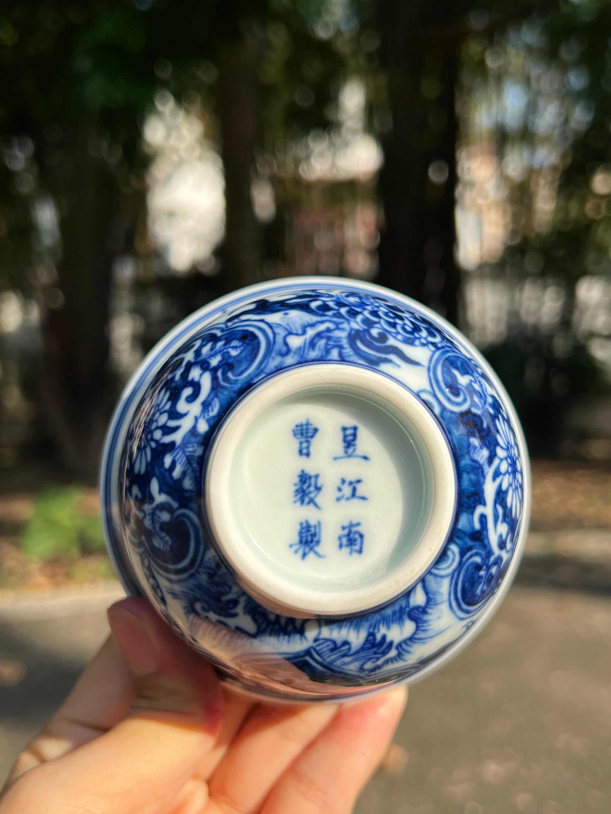 This is a Chinese Jingdezhen blue and white porcelain dragon teapot gaiwan