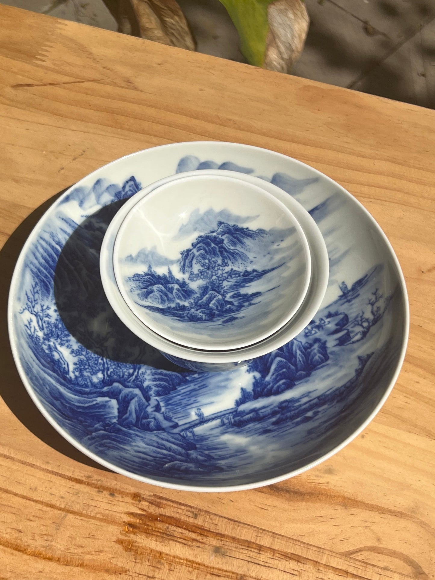 This is a Chinese Jingdezhen blue and white porcelain landscape teacupThis is a Chinese Jingdezhen blue and white porcelain landscape teapot gaiwan