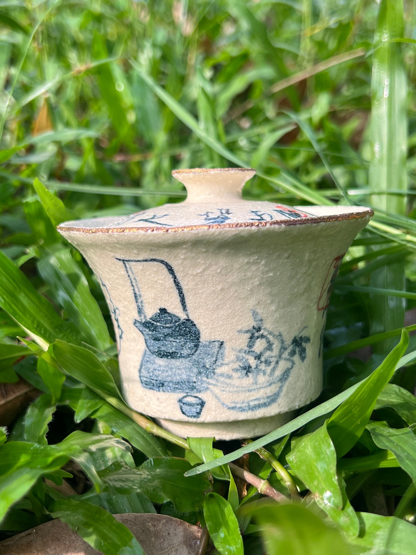 this is Chinese blue and white pottery gaiwan