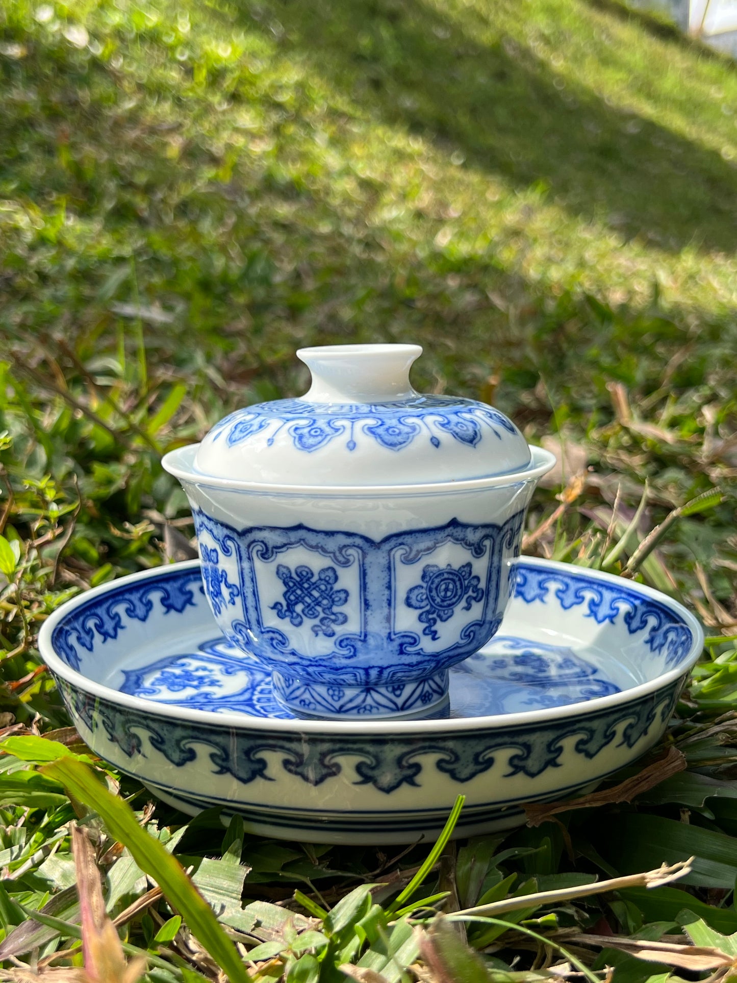 This is a Chinese Jingdezhen blue and white porcelain baoxiang flower teapot gaiwan