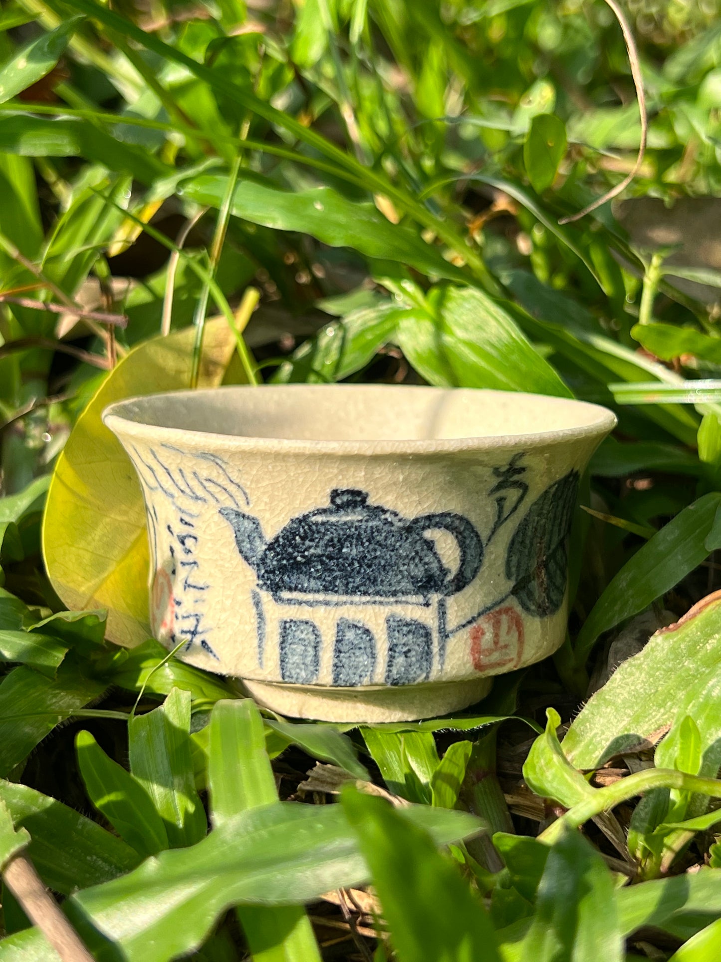 this is Chinese blue and white pottery gaiwan