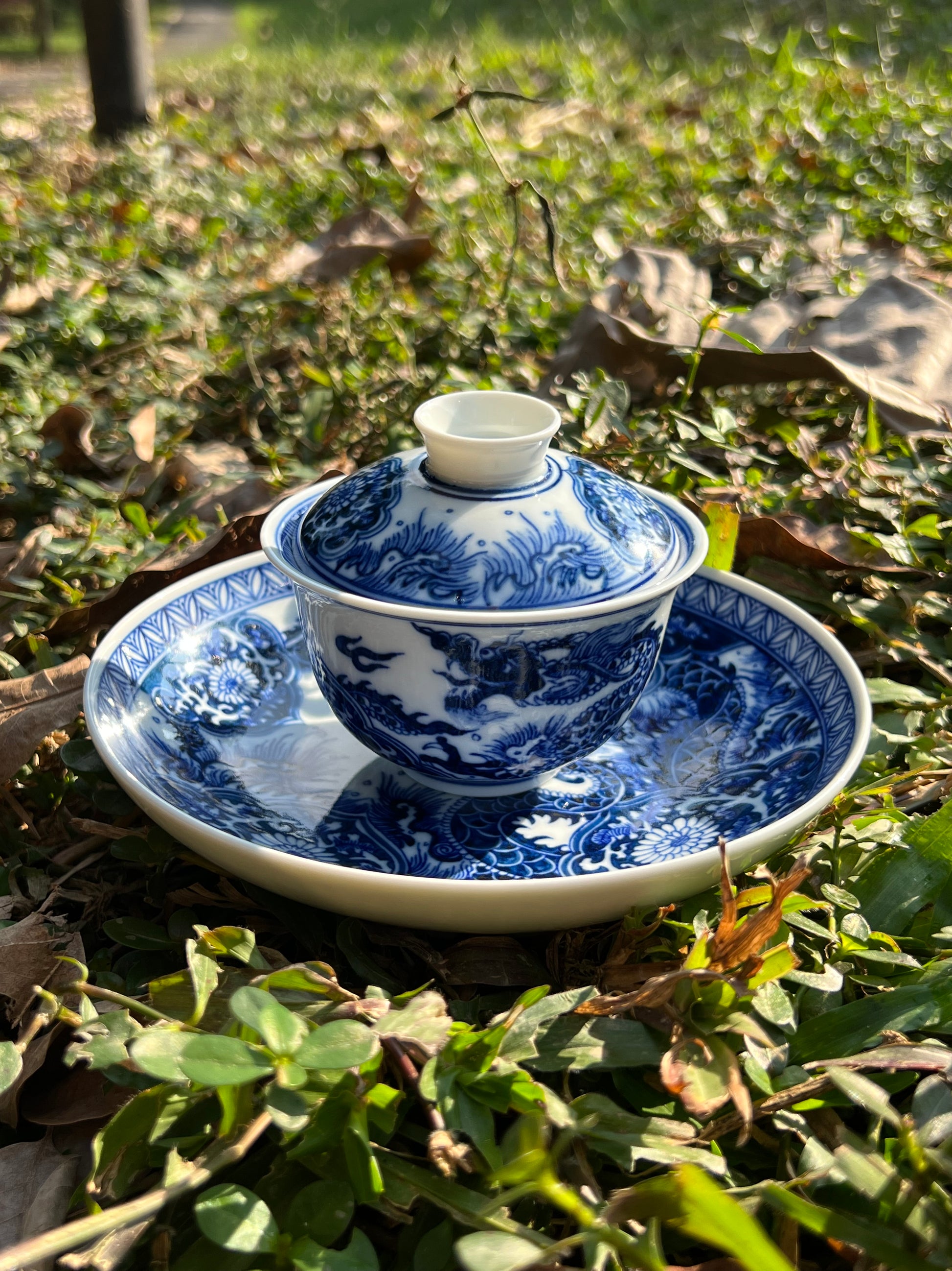 This is a Chinese Jingdezhen blue and white porcelain dragon teapot gaiwan