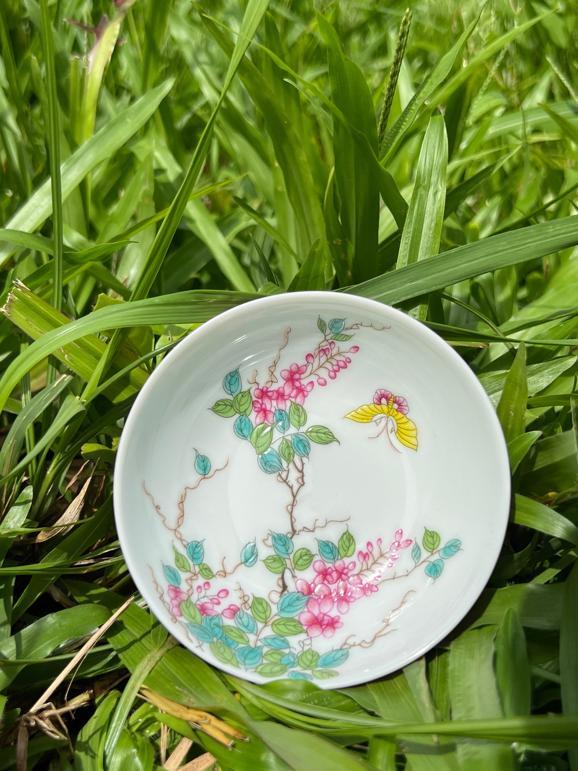 This is a Chinese Jingdezhen enamel teacup.this is a ceramic teacup