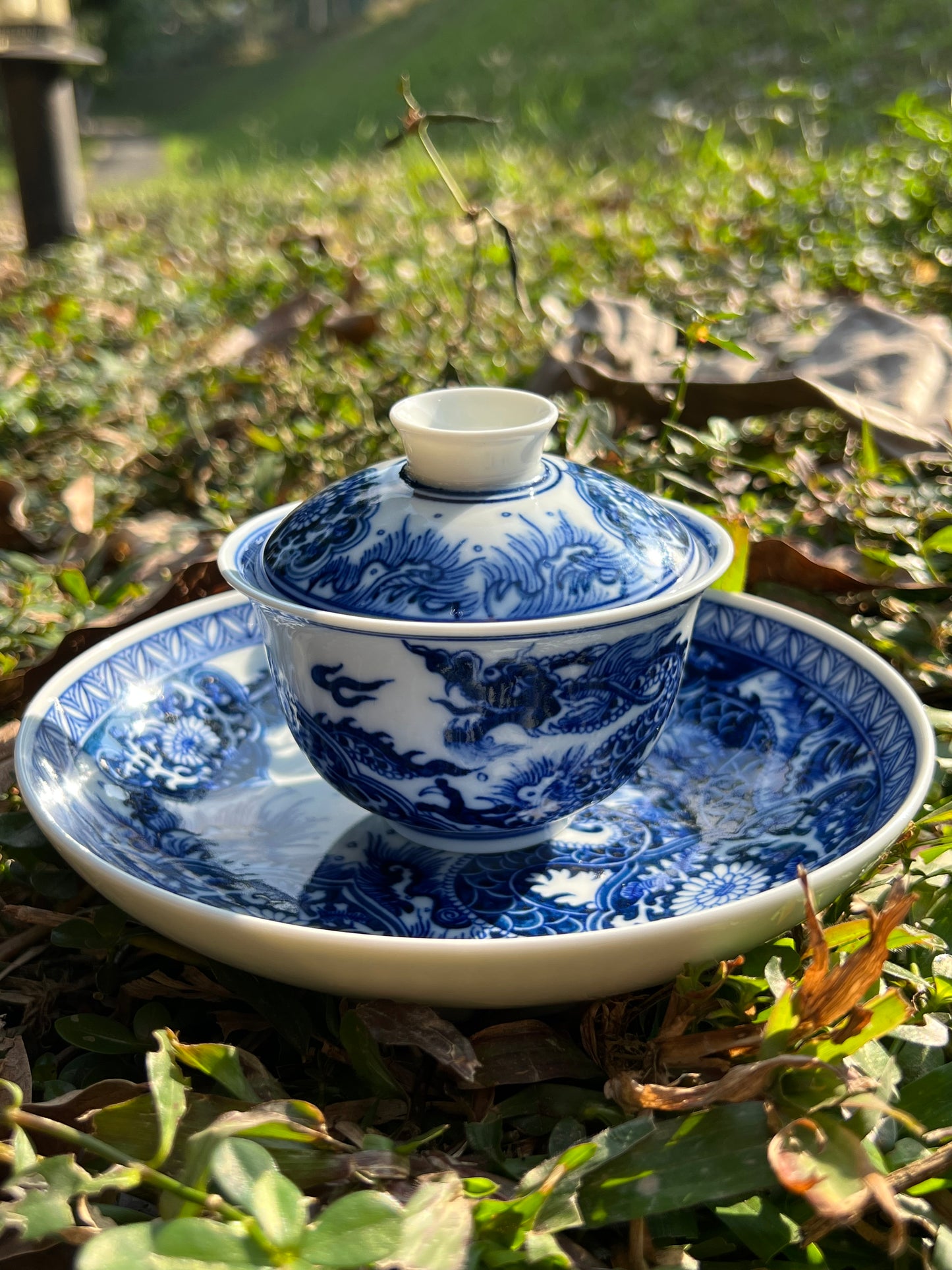 This is a Chinese Jingdezhen blue and white porcelain dragon teapot gaiwan