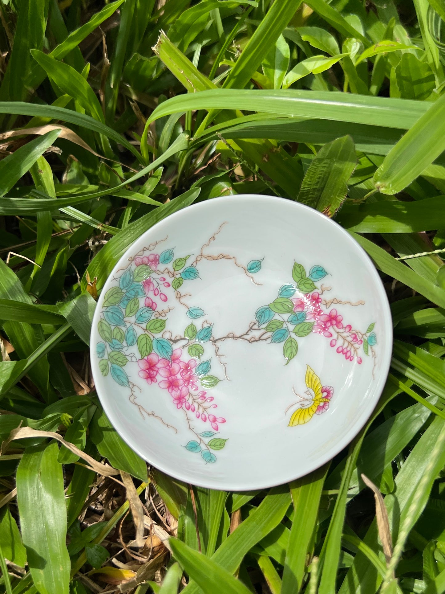 This is a Chinese Jingdezhen enamel teacup.this is a ceramic teacup