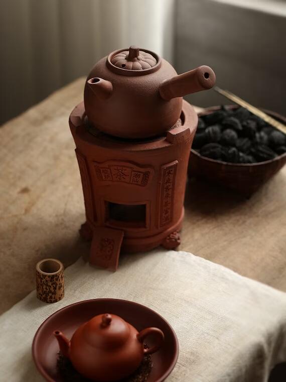 This is an electric charcoal stove. this is a chaozhou clay pottery stove 