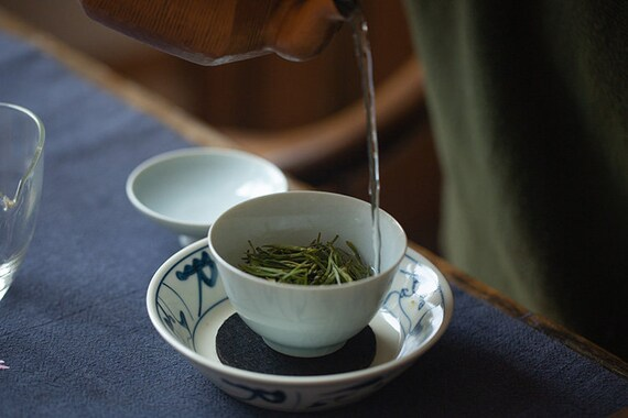 This is a porcelain teacup.This is a ceramic teacup