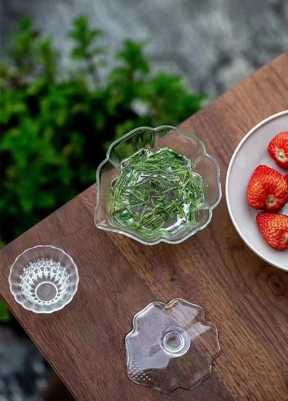 This is a glass gaiwan.this is a glass teapot