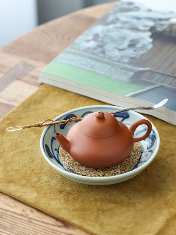 This is a Chaozhou teapot.this is Chaozhou red clay zhuni teapot