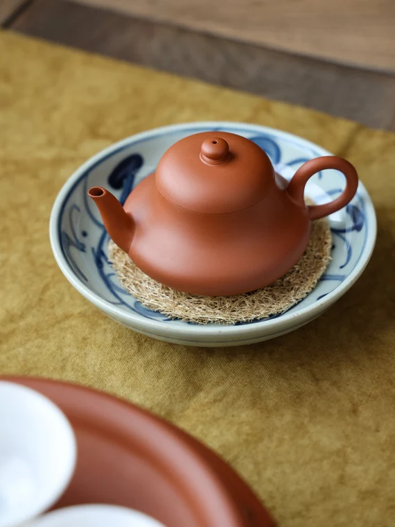 This is a Chaozhou teapot.this is Chaozhou red clay zhuni teapot