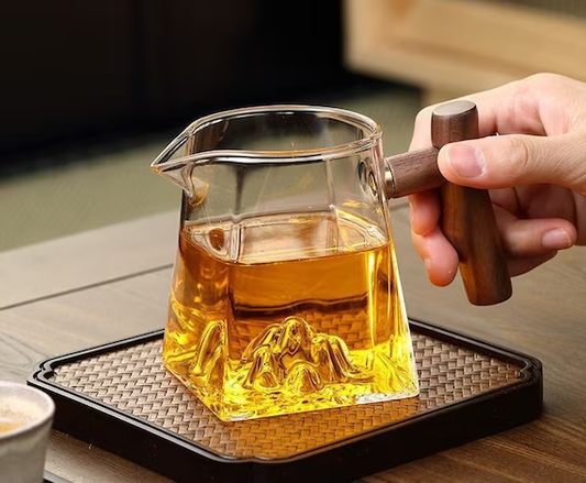 This is a transparent glass faircup gongdaobei