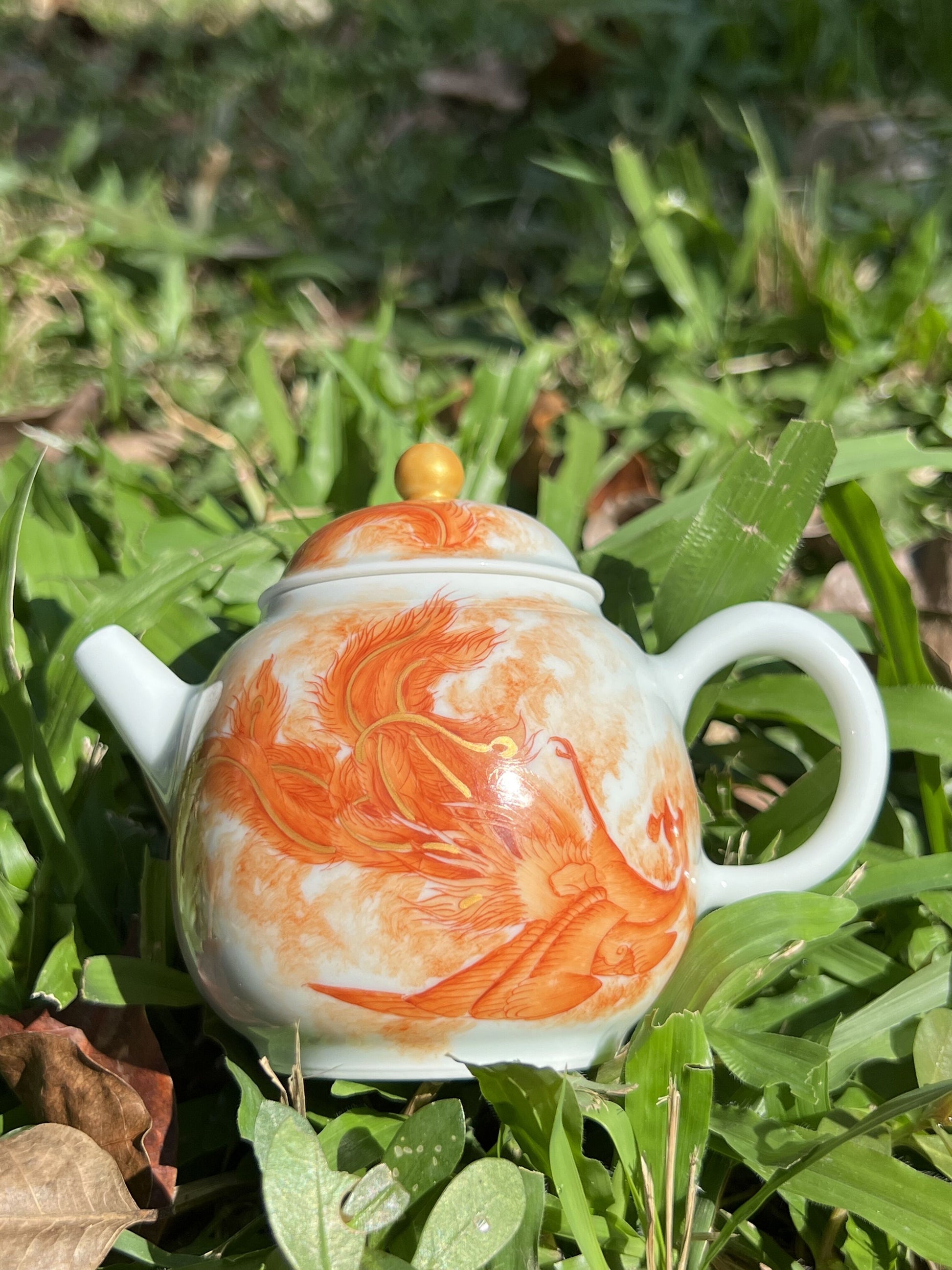 this is a Chinese Jingdezhen alum red phoenix teapot.this is a ceramic teapot