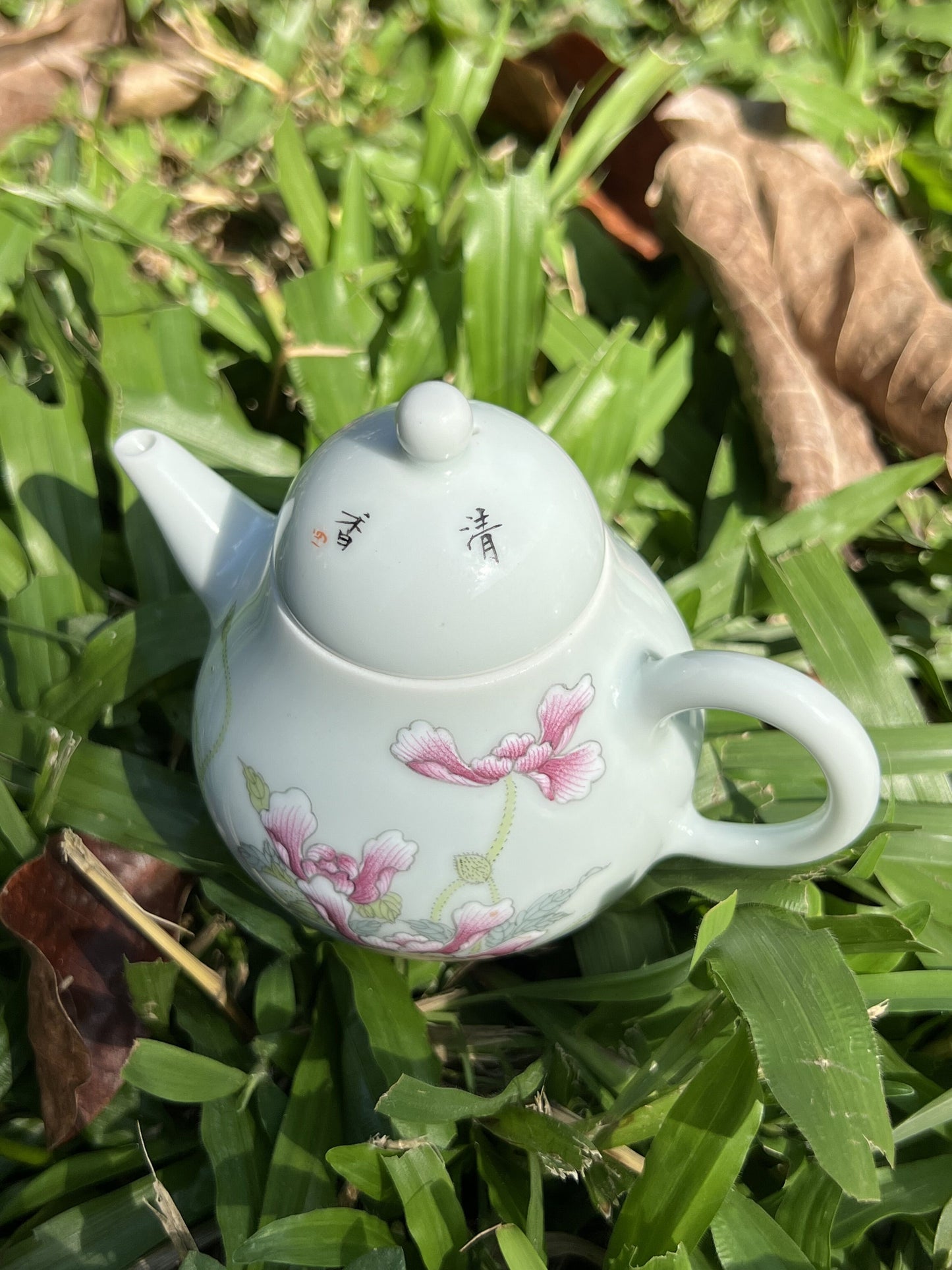 this is a Chinese Jingdezhen pastel porcelain flower teapot.this is a ceramic teapot