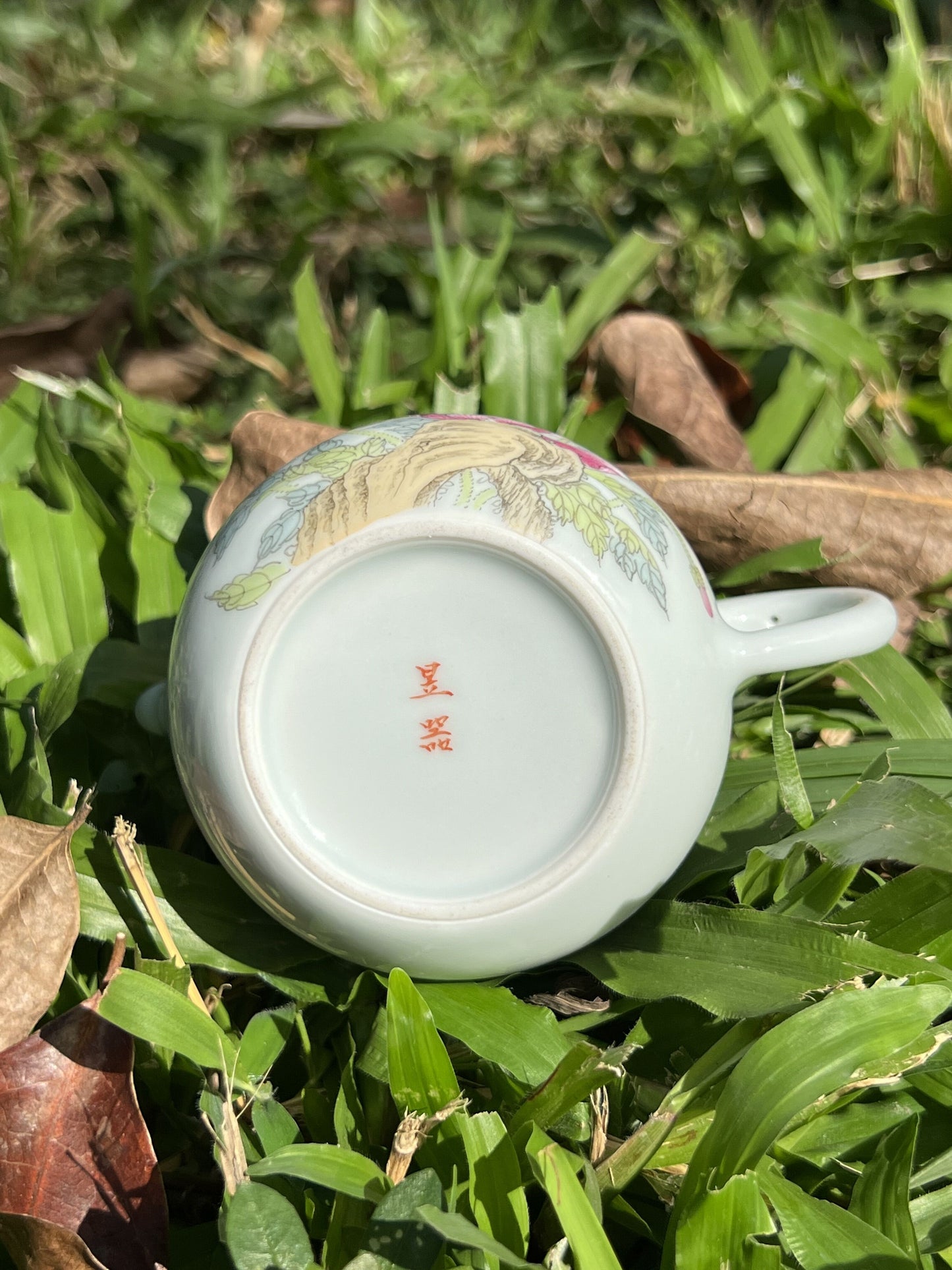 this is a Chinese Jingdezhen pastel porcelain flower teapot.this is a ceramic teapot