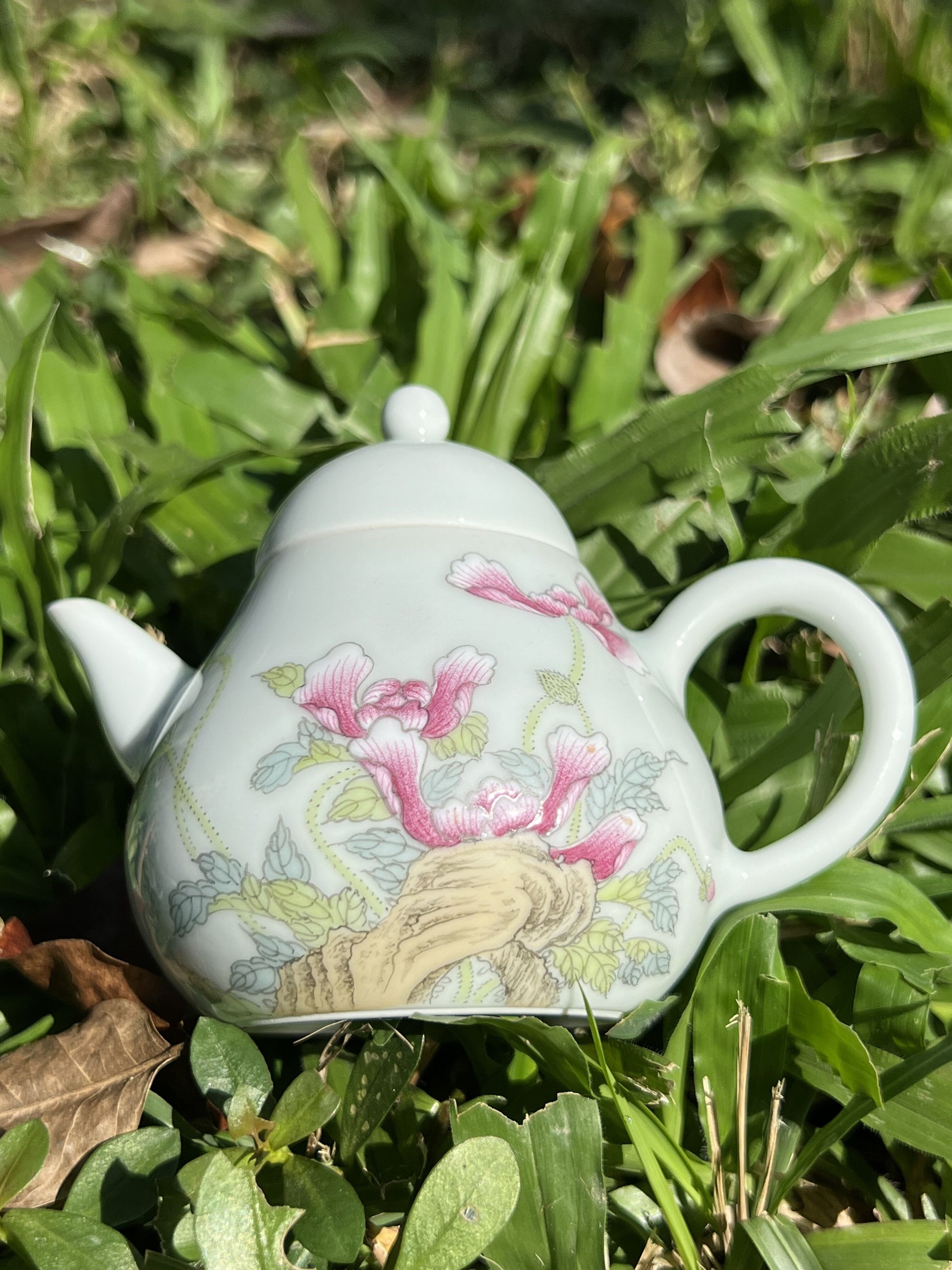 this is a Chinese Jingdezhen pastel porcelain flower teapot.this is a ceramic teapot