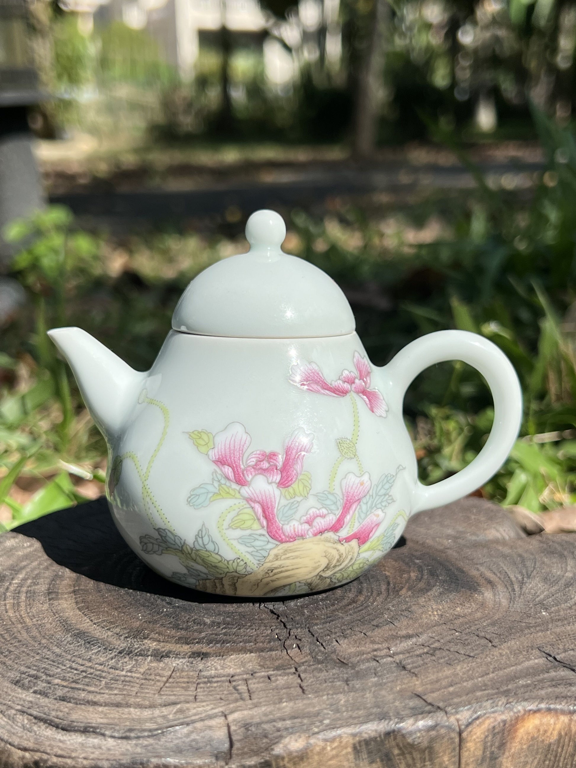 this is a Chinese Jingdezhen pastel porcelain flower teapot.this is a ceramic teapot