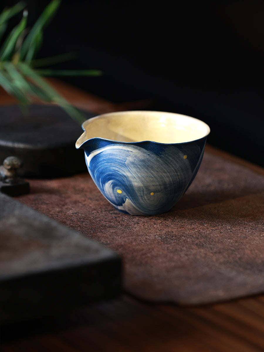 This is a ceramic teapot.this is a ceramic gaiwan