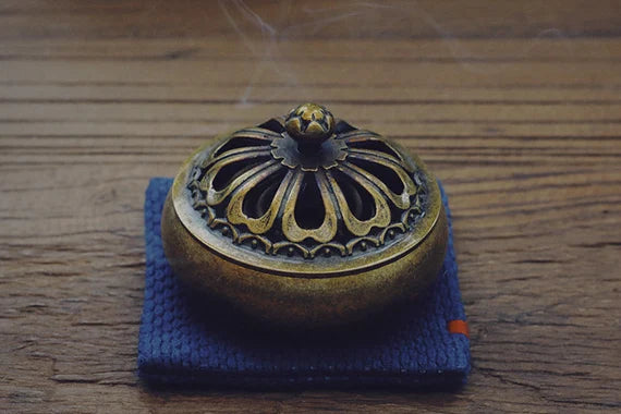 This is a indigo-dyed tea mat table cloth