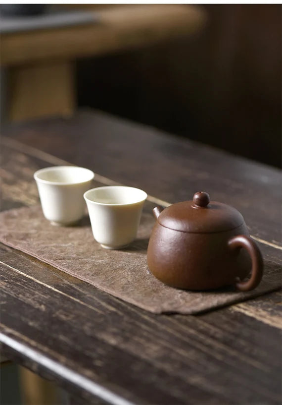 This is a persimmon-dyed tea mat table cloth