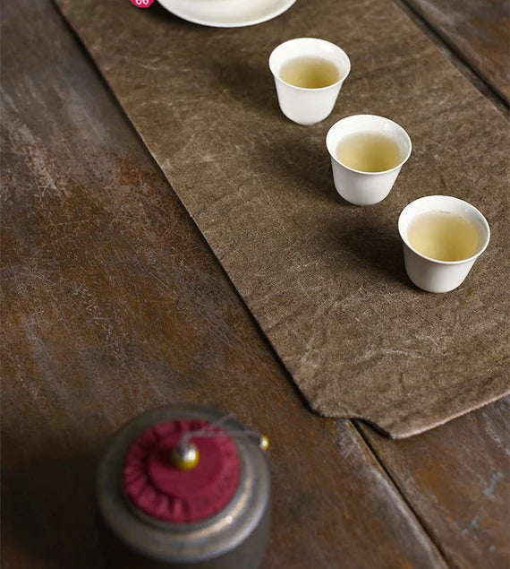 This is a persimmon-dyed tea mat table cloth