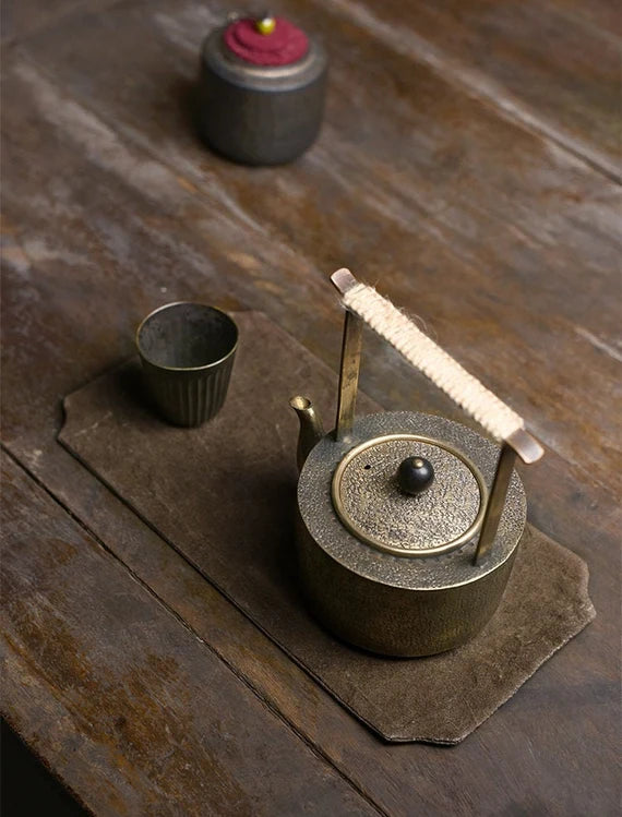 This is a persimmon-dyed tea mat table cloth