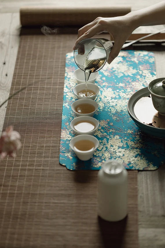 This is a gambiered canton silk xiangyunsha flower tea table cloth