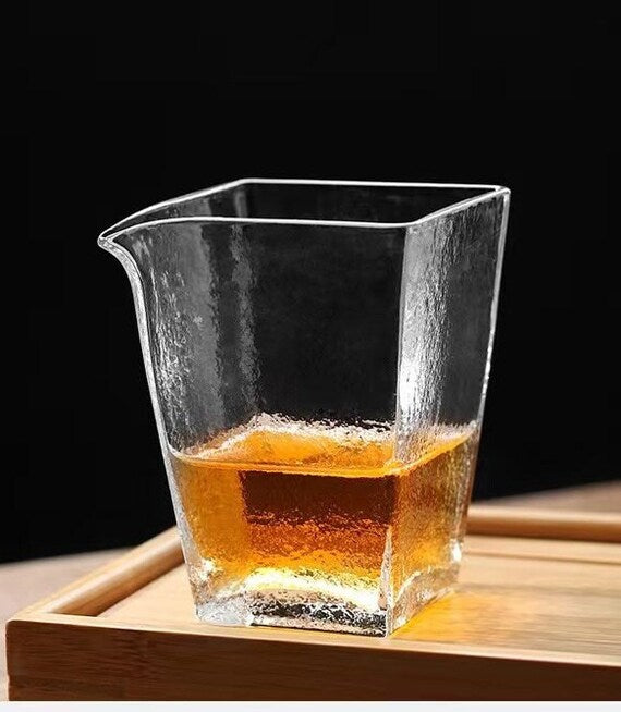 This is a transparent glass faircup gongdaobei