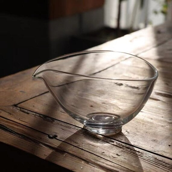 This is a transparent glass faircup gongdaobei