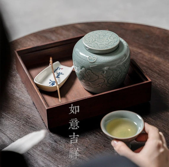 This is a ceramic tea jar.this is a blue tea canister