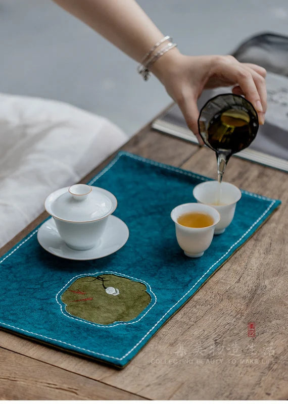 This is a persimmon-dyed tea mat table cloth