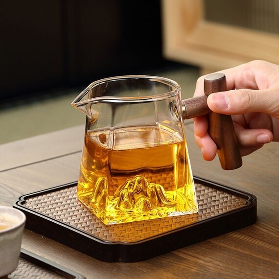 This is a transparent glass faircup gongdaobei