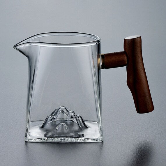 This is a transparent glass faircup gongdaobei