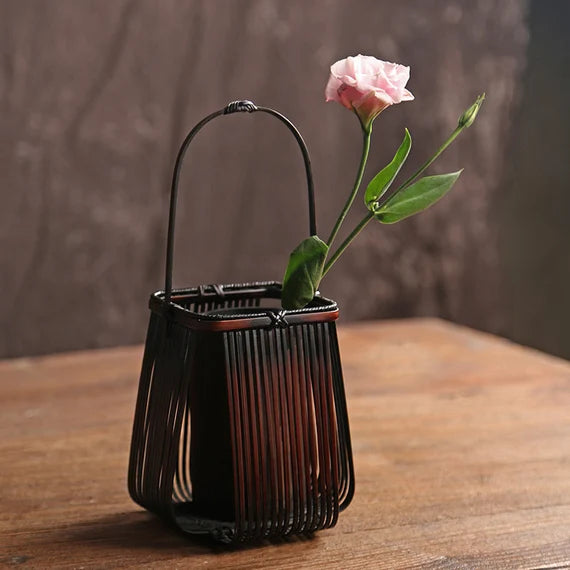 This is a bamboo weaving vase flower arrangement utensil.