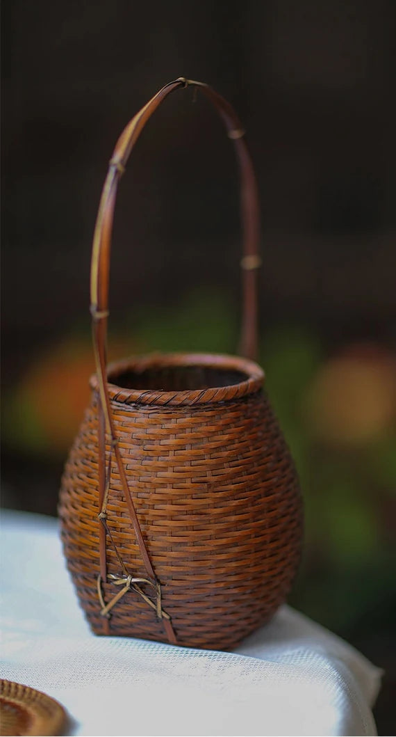 This is a bamboo weaving vase flower arrangement utensil.