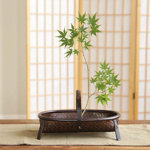 This is a bamboo weaving vase flower arrangement utensil.this is a bamboo weaving basket