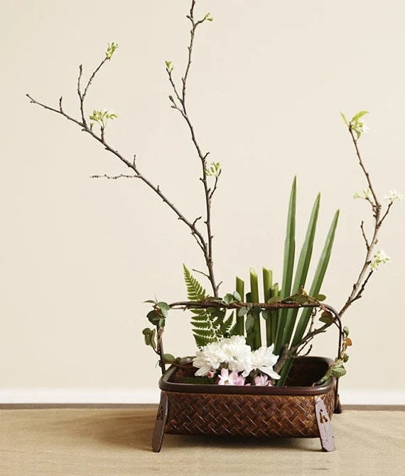 This is a bamboo weaving vase flower arrangement utensil.this is a bamboo weaving basket