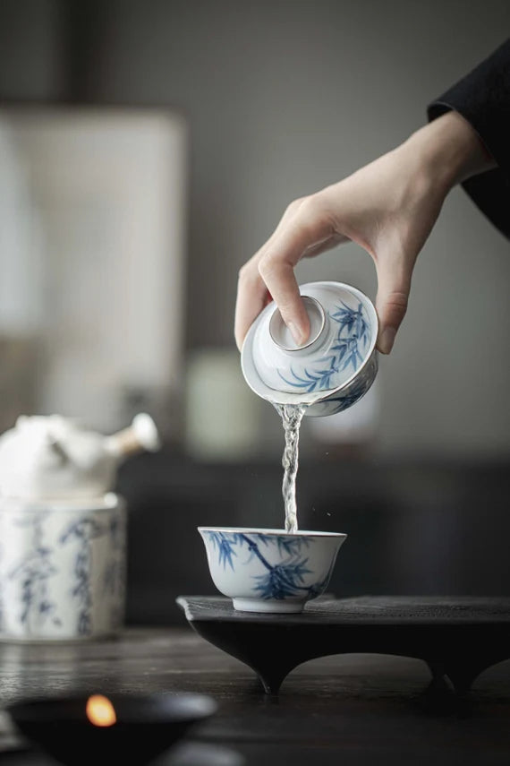 This is a ceramic teapot.this is a ceramic gaiwan