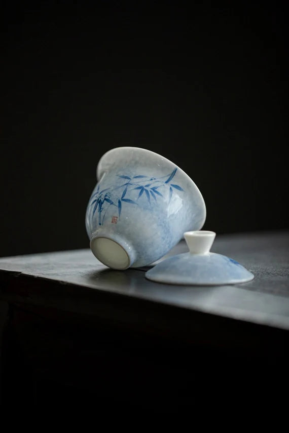 This is a ceramic teapot.this is a ceramic gaiwan