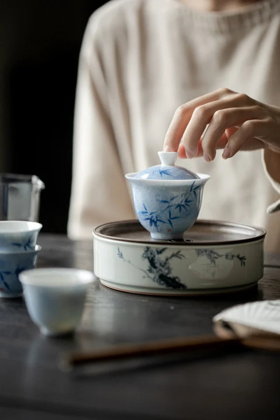 This is a ceramic teapot.this is a ceramic gaiwan